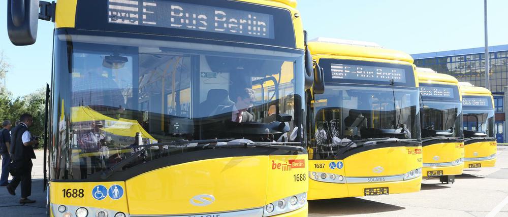 Die Berliner BVG hat E-Busse bestellt. Von Februar bis August 2019 sollen insgesamt 30 eintreffen, jeweils 15 von Mercedes und 15 vom polnischen Omnibushersteller Solaris.