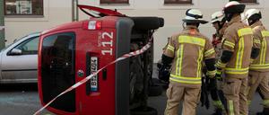 Ein umgekipptes Wirtschaftsfahrzeug der Feuerwehr liegt auf der Kreuzung Alte Jakobstraße/Neuenburger Straße auf der Seite.