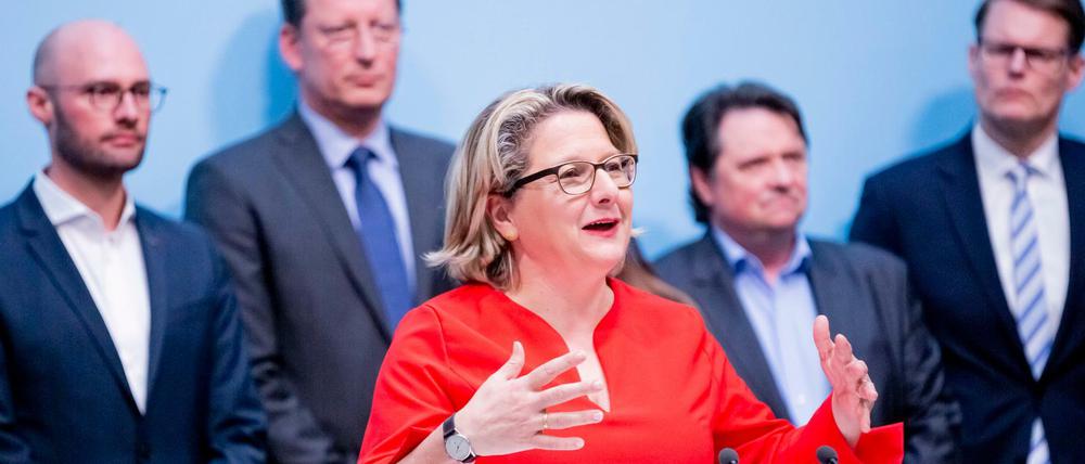 Bundesumweltministerin Svenja Schulze (SPD) spricht bei einem Pressestatement über das Thema umweltfreundlichere Verpackungen.