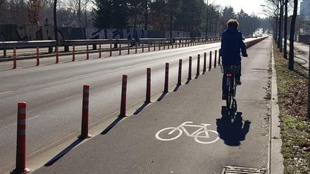 Durch Poller getrennt gelangen Radfahrer jetzt sicher über die Gleise am Dahlemer Weg.