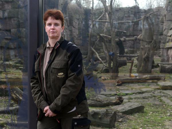 Tierpflegerin Andrea Fleischer arbeitet seit vier Jahrzehnten im Tierpark. So nahe wie sie kommen nur wenige den Bären hier.