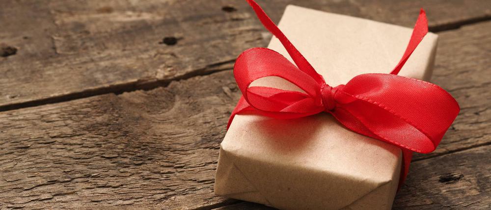 Darf man ein Geschenk weiterschenken, wenn es nicht gefällt? Unsere Kolumnistin weiß Rat.