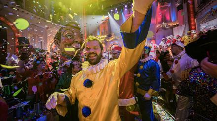 Karneval 2019: Während der SWR-Fastnachtssitzung fällt Konfetti auf das Publikum.