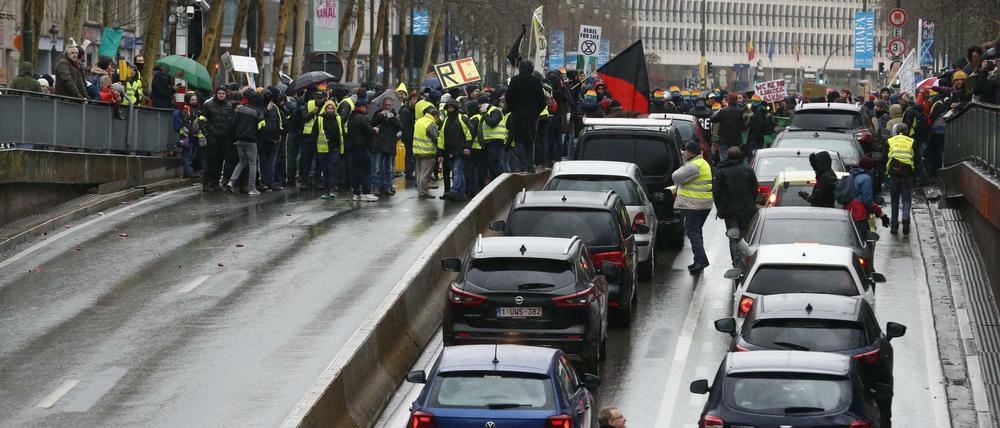 Autos stehen im Stau vor einer Kundgebung für besseren Klimaschutz.