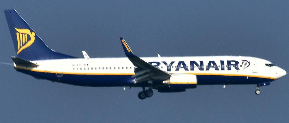 Ein Flugzeug von Ryanair ist am 27.10.2015 in Schönefeld.