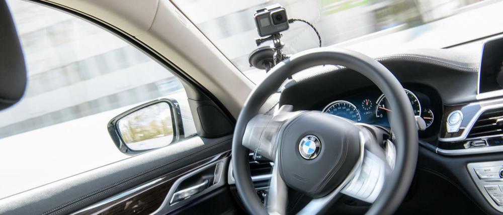 Ein autonom fahrendes Fahrzeug von BMW auf einer Teststrecke.