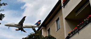 Berlin-Reinickendorf: Landende Flugzeuge am Flughafen Tegel