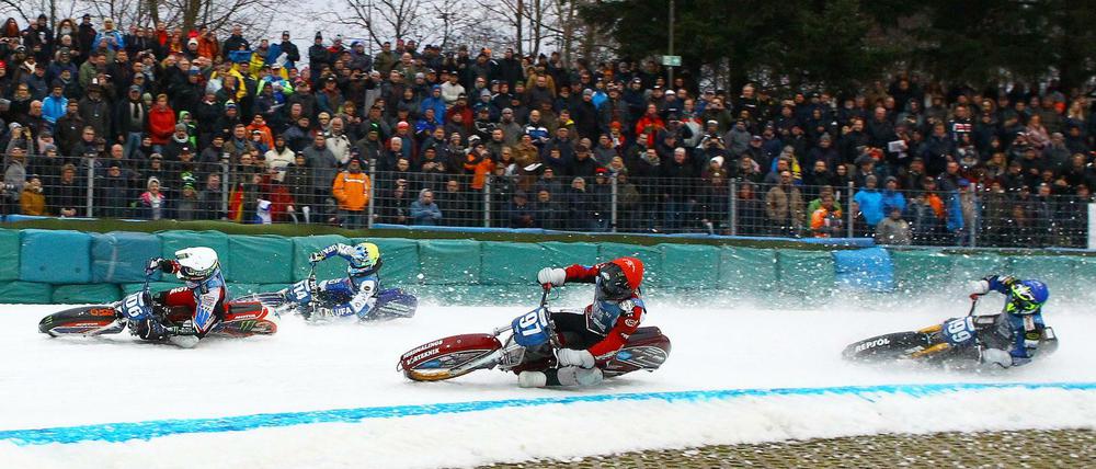 In Schräglage. Die Fahrer gehen beim Eisspeedway teilweise mit mehr als 100 Stundenkilometer in die Kurve. Bremsen haben sie keine. 