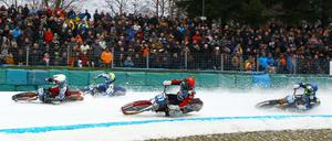 In Schräglage. Die Fahrer gehen beim Eisspeedway teilweise mit mehr als 100 Stundenkilometer in die Kurve. Bremsen haben sie keine. 
