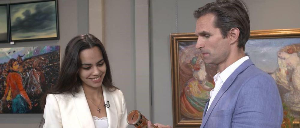 Einige Objekte wie diese Blechspardose stellen sich selbst für die Auktionatoren Robert Ernst und Dalila Meenen als überraschend wertvoll heraus.