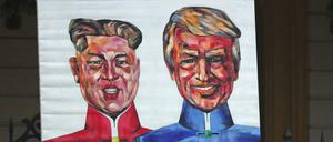 Ein mehr als lebensgroßes Poster von Kim Jong Un und Donald Trump an der Oper in Hanoi.