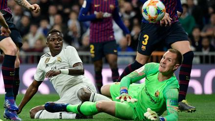 Marc-André ter Stegen (rechts) parierte einige Schüsse von Real Madrids brasilianischem Stürmer Vinicius Junior.