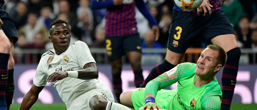 Marc-André ter Stegen (rechts) parierte einige Schüsse von Real Madrids brasilianischem Stürmer Vinicius Junior.