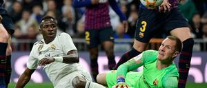 Marc-André ter Stegen (rechts) parierte einige Schüsse von Real Madrids brasilianischem Stürmer Vinicius Junior.