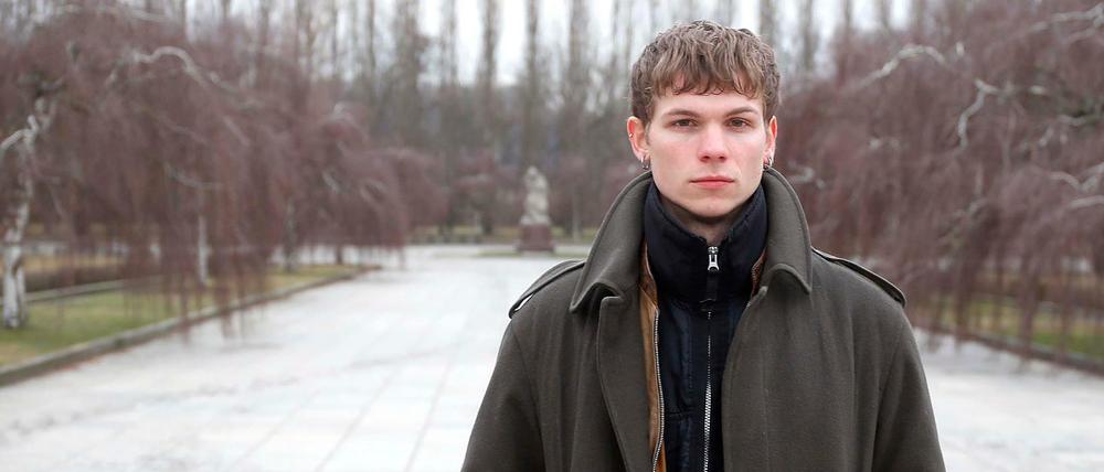 Fabian Altstötter: Früher war er Teil der Band Sizarr, jetzt nennt er sich „Jungstötter“. Gerade hat er sein erstes Soloalbum „Love is“ herausgebracht.