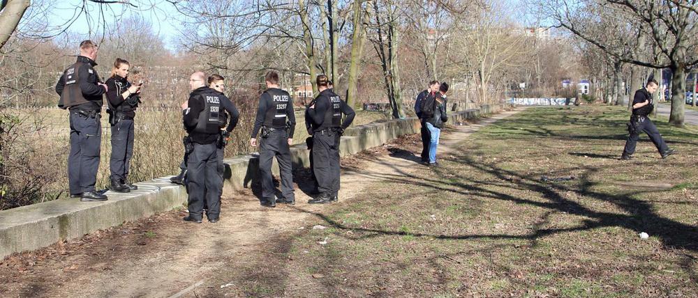 Polizisten stehen während der Suche nach der vermissten 15-jährigen Rebecca Reusch am Rande eines Parkgebietes nahe dem Britzer Garten in Berlin.