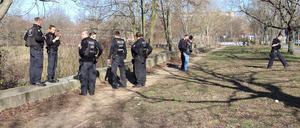 Polizisten stehen während der Suche nach der vermissten 15-jährigen Rebecca Reusch am Rande eines Parkgebietes nahe dem Britzer Garten in Berlin. 