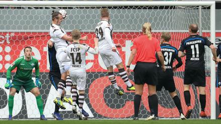 Kopfball ins Glück. Alexander Meier bringt St. Pauli den Auswärtssieg.