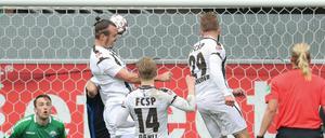 Kopfball ins Glück. Alexander Meier bringt St. Pauli den Auswärtssieg.
