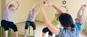 Trainerin Jessica (vorne) macht Übungen mit den Kursteilnehmerinnen.