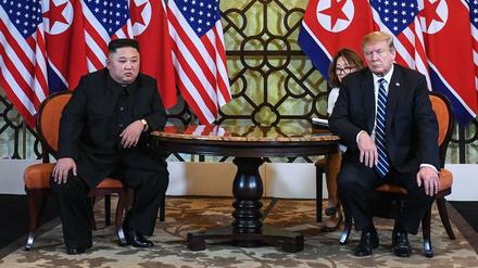 Donald Trump (r.) und Nordkoreas Machthaber Kim Jong Un konnten sich in Hanoi nicht auf ein Gipfelergebnis einigen.