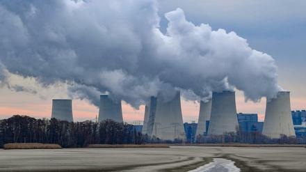 Die Bundesregierung streitet um den richtigen Weg beim Klimaschutz - etwa den Umgang mit Braunkohlekraftwerken wie Jänschwalde.