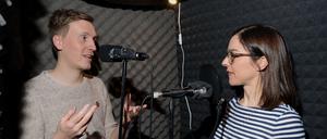 Impro-Cast: Unser Podcast-Studio haben wir uns beim Tagesspiegel erst einmal selbstgebastelt, aber es funktioniert. Im Bild die Tagesspiegel-Redakteure Hannes Soltau und Anna Sauerbrey bei der Aufnahme der Pilotfolge von Causa - Der Ideenpodcast.