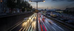 Es rollt: Auf der Stadtautobahn A100 nahe der Ausfahrt Schmargendorf.