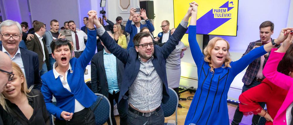 Anhänger der estnischen Reformpartei jubeln über den Wahlsieg ihrer Partei und die Abwahl des bisherigen Regierungsbündnisses.