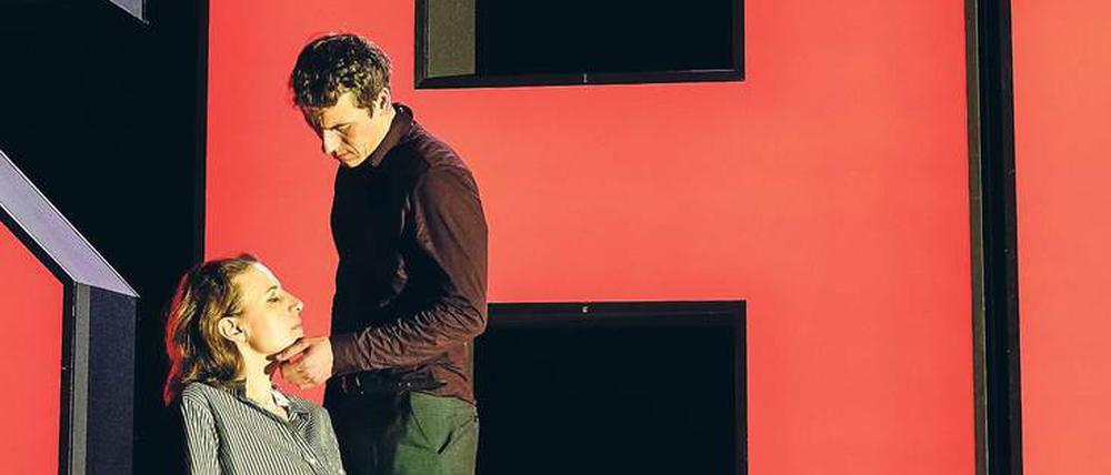 :Hohes Eskalationsniveau: April (Maren Eggert) und Frank (Alexander Khuon) schenken sich in ihrer scheiternden Ehe nichts.