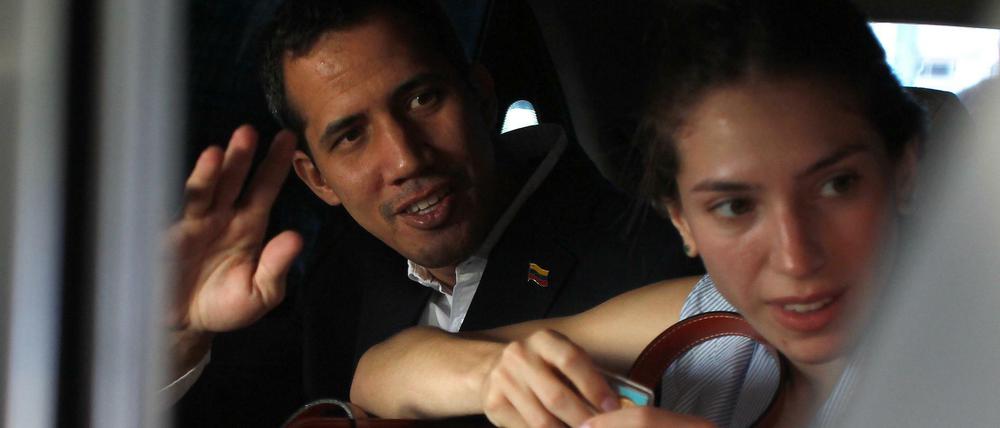 Der selbsternannte Interimspräsident Juan Guaidó am Sonntag in Ecuador. Montag will er nach Venezuela zurückkehren.