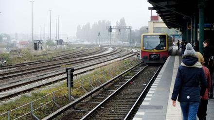 Eine S-Bahn fährt am Bahnhof Tempelhof ein. (Archivbild)