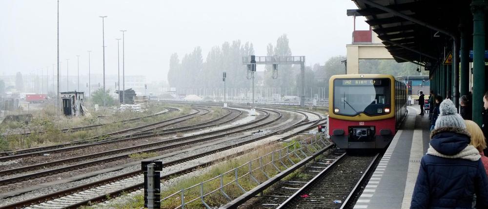 Eine S-Bahn fährt am Bahnhof Tempelhof ein. (Archivbild)