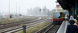 Eine S-Bahn fährt am Bahnhof Tempelhof ein.