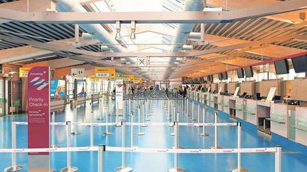 Die große Leere. Passagiere brauchen starke Nerven. Fluggesellschaften melden Insolvenz an, hinzu kommen Streiks von Airline-Beschäftigten oder dem Sicherheitspersonal wie hier am Flughafen Tegel. Während Kunden bei Streiks oder Pleiten meist leer ausgehen, gibt es bei normalen Pannen Geld. 