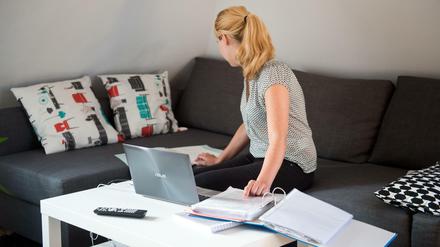 Frauen kümmern sich im Homeoffice um den Job und die Kinder.