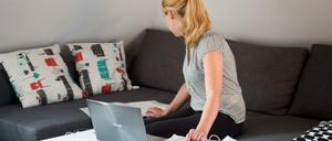 Frauen kümmern sich im Homeoffice um den Job und die Kinder.