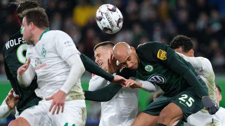 Im Nahkampf. Der VfL Wolfsburg und Werder Bremen treten mit dem Remis in der Tabelle auf der Stelle.