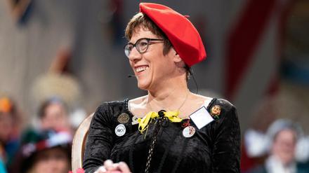 Die Bundesvorsitzende der CDU, Annegret Kramp-Karrenbauer (AKK), sitzt im Februar vor dem Stockacher Narrengericht.