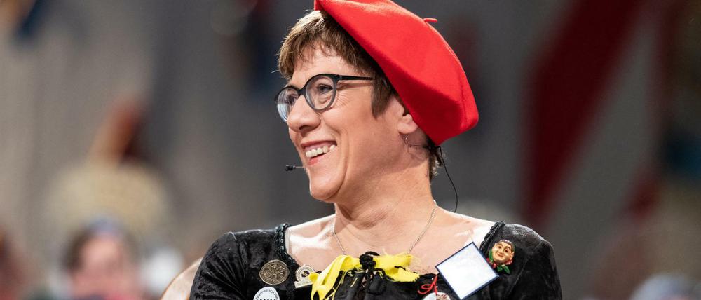 Die Bundesvorsitzende der CDU, Annegret Kramp-Karrenbauer (AKK), sitzt im Februar vor dem Stockacher Narrengericht.