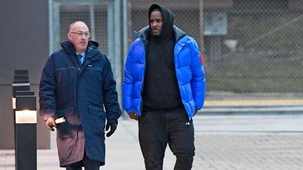 US-Musiker R. Kelly (r.) mit seinem Verteidiger Steve Greenberg beim Verlassen des Cook County Gefängnisse in Chicago. 