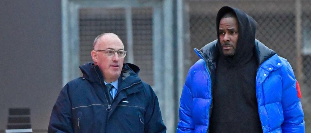 US-Musiker R. Kelly (r.) mit seinem Verteidiger Steve Greenberg beim Verlassen des Cook County Gefängnisse in Chicago.