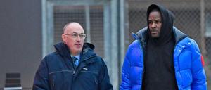 US-Musiker R. Kelly (r.) mit seinem Verteidiger Steve Greenberg beim Verlassen des Cook County Gefängnisse in Chicago. 
