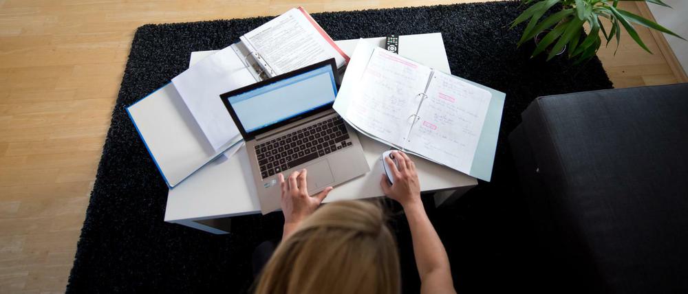 Homeoffice klingt nach Freiheit. Nach einer neuen Studie führt es ohne Regeln aber zu mehr Arbeit.