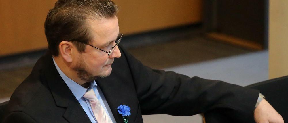 Andreas Wilde (AfD) mit einer Kornblume im Parlament. 