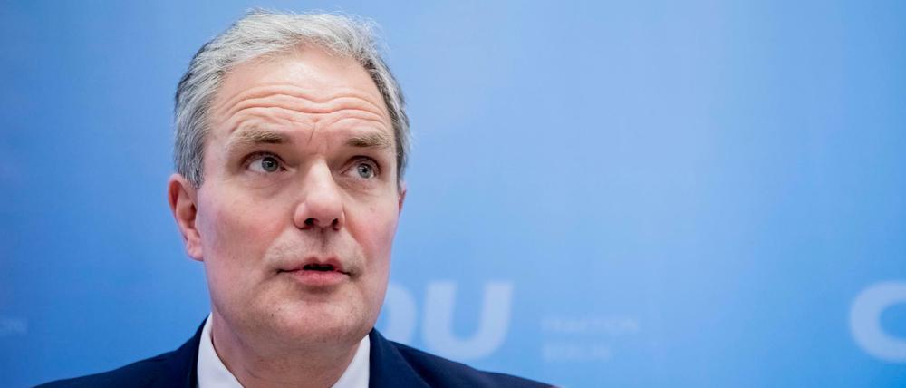 "In Wahrheit unternimmt sie nichts, damit Pendler bereits in Brandenburg auf den Öffentlichen Personennahverkehr", so Burkhard Dregger
