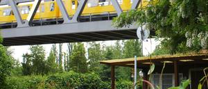 Die Kleingartenanlage "Am Gleisdreieck", verläuft direkt unter der Hochbahn der U1 und einer geplanten Parkanlage am Gleisdreieck.
