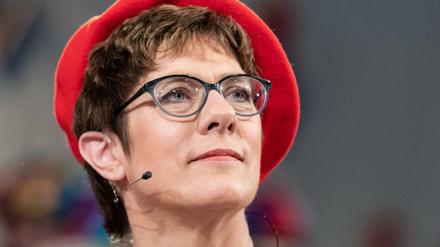 Die Bundesvorsitzende der CDU Annegret Kramp-Karrenbauer sitzt vor dem Narrengericht.