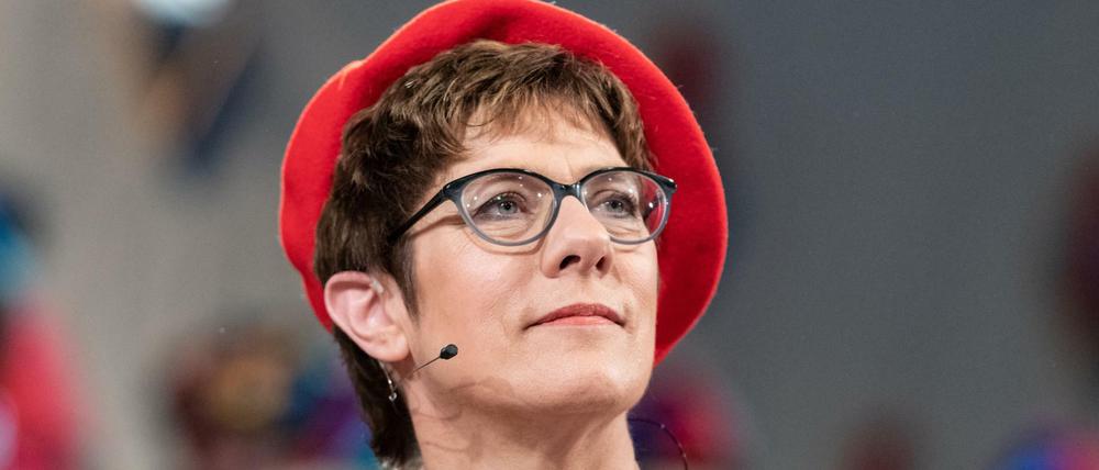 Die Bundesvorsitzende der CDU Annegret Kramp-Karrenbauer sitzt vor dem Narrengericht.