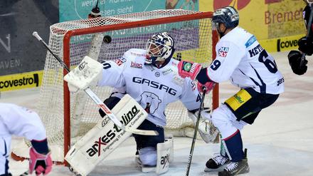 Einschlag. Die Eisbären Berlin kassieren das 0:1 - wie so oft in dieser verkorksten Saison.